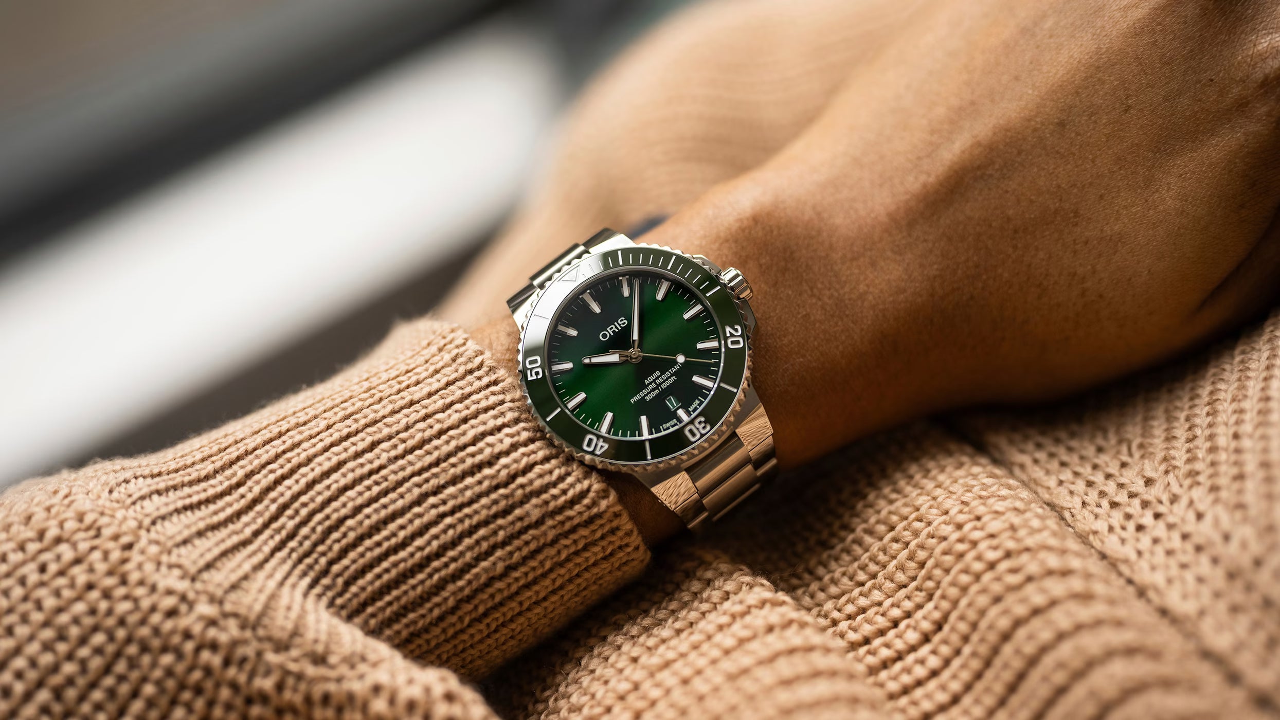 ORIS Aquis Date 01 733 7787 4157-07 8 22 04PEB