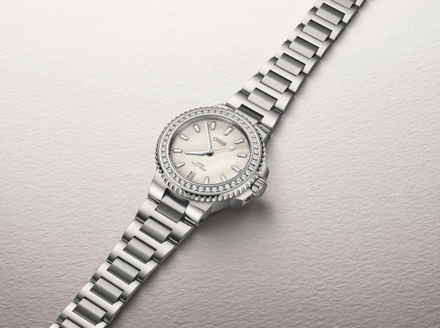 ORIS Aquis Date Diamonds  01 733 7792 4956-07 8 19 05P